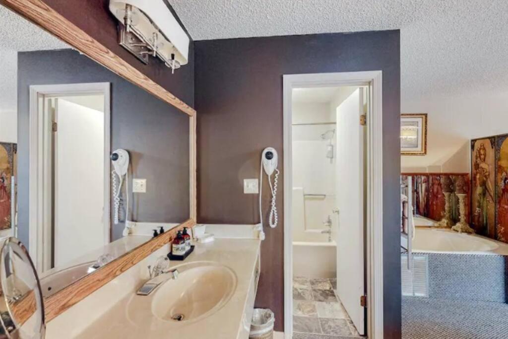 Jacuzzi Suite 206 At Tradewinds Eureka Springs Exteriör bild